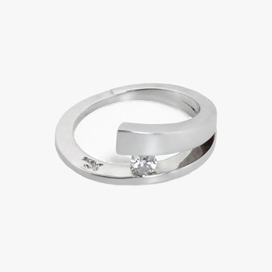 Solitario realizado en oro blanco de 18kt con diamante talla brillante engastado en los 2 brazos. Pieza certificada y envío gratuito. 