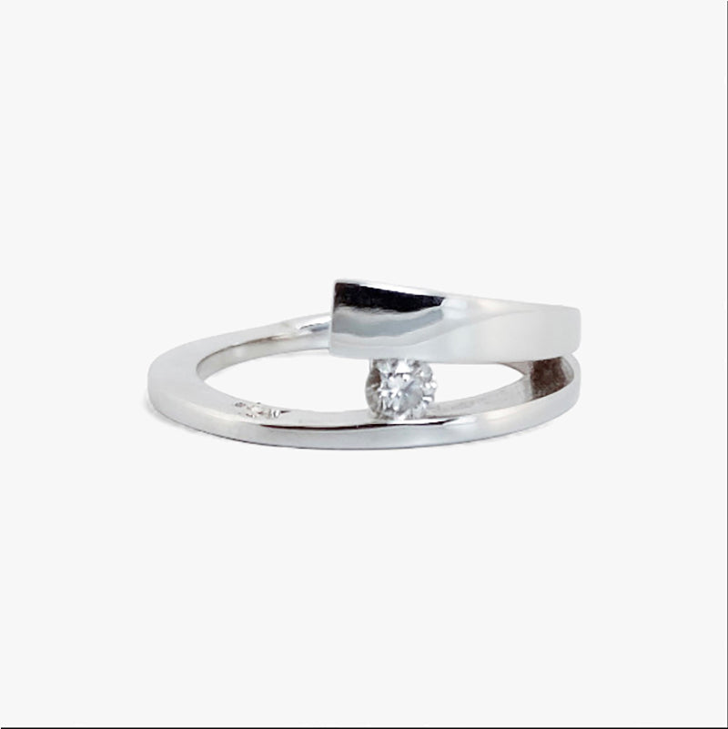 Solitario realizado en oro blanco de 18kt con diamante talla brillante engastado en los 2 brazos. Pieza certificada y envío gratuito. 