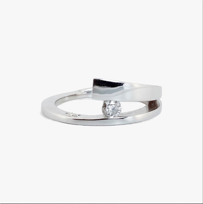 Solitario realizado en oro blanco de 18kt con diamante talla brillante engastado en los 2 brazos. Pieza certificada y envío gratuito. 
