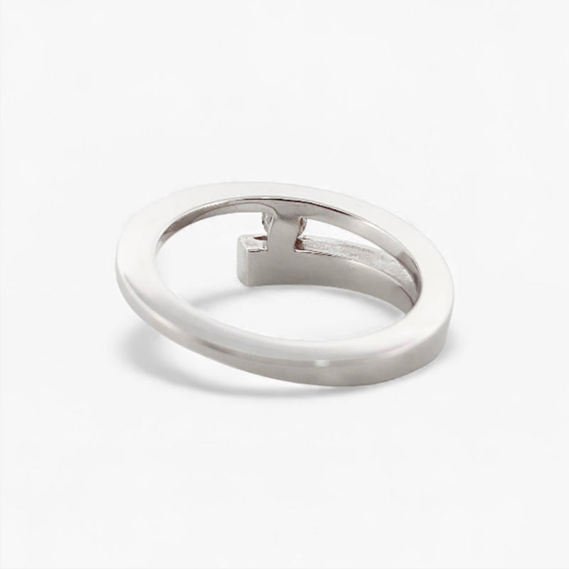 Solitario realizado en oro blanco de 18kt con diamante talla brillante engastado en los 2 brazos. Pieza certificada y envío gratuito. 