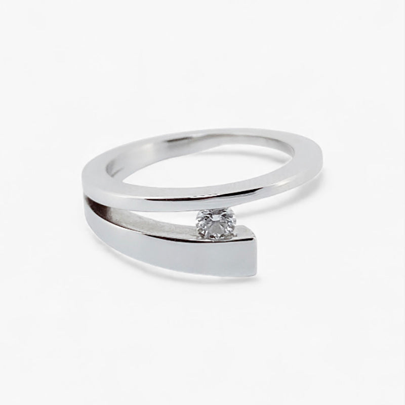 Solitario realizado en oro blanco de 18kt con diamante talla brillante engastado en los 2 brazos. Pieza certificada y envío gratuito. 
