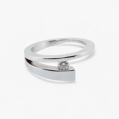 Solitario realizado en oro blanco de 18kt con diamante talla brillante engastado en los 2 brazos. Pieza certificada y envío gratuito. 