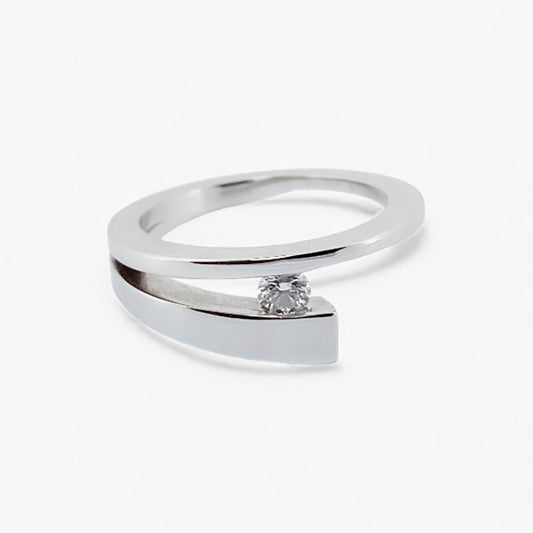 Solitario realizado en oro blanco de 18kt con diamante talla brillante engastado en los 2 brazos. Pieza certificada y envío gratuito. 