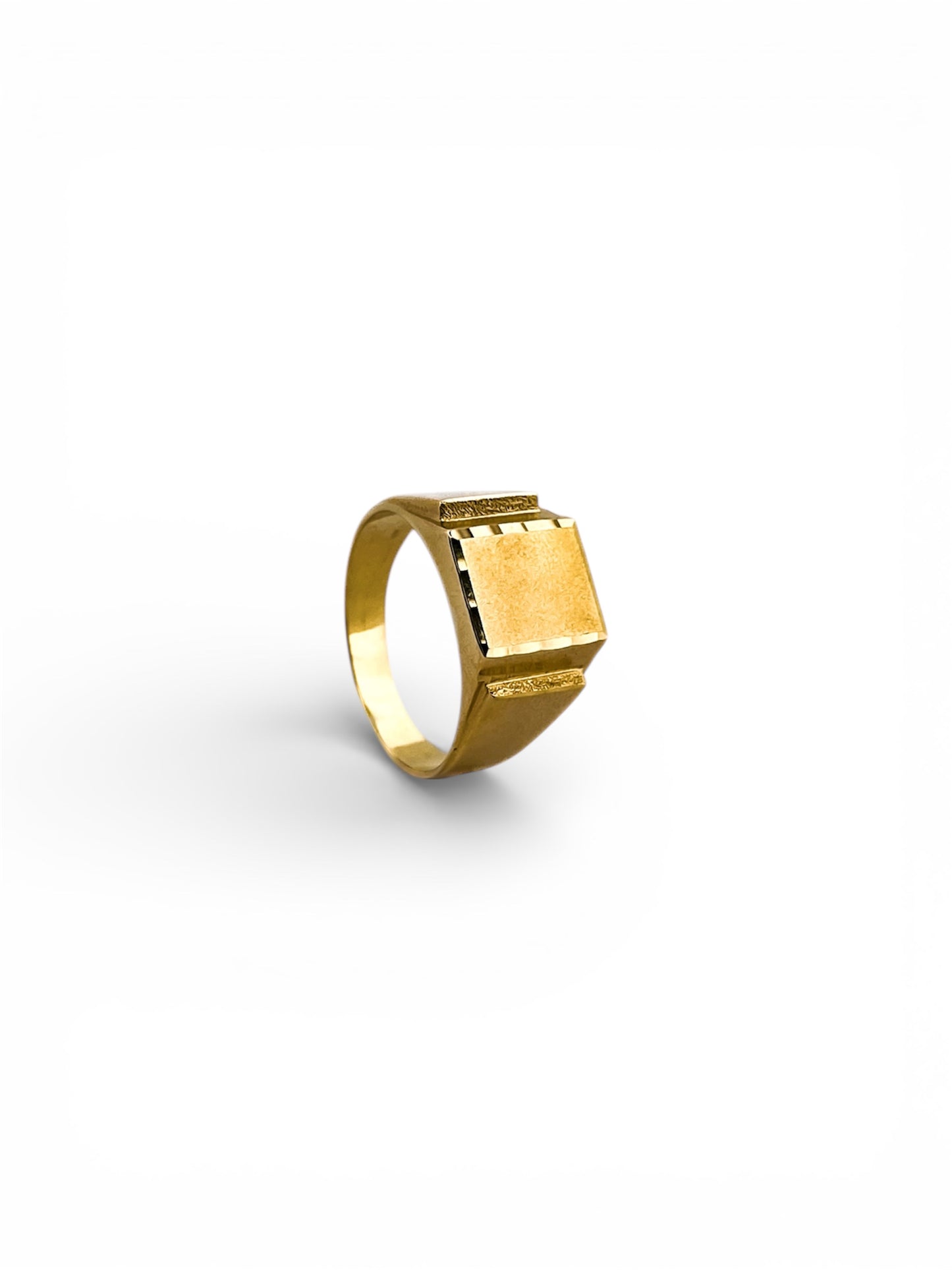 Comprar anillo tipo sello de oro amarillo de 18kt. Joyas de segunda mano y restauradas. Sellos de hombre de oor 18kt baratos.