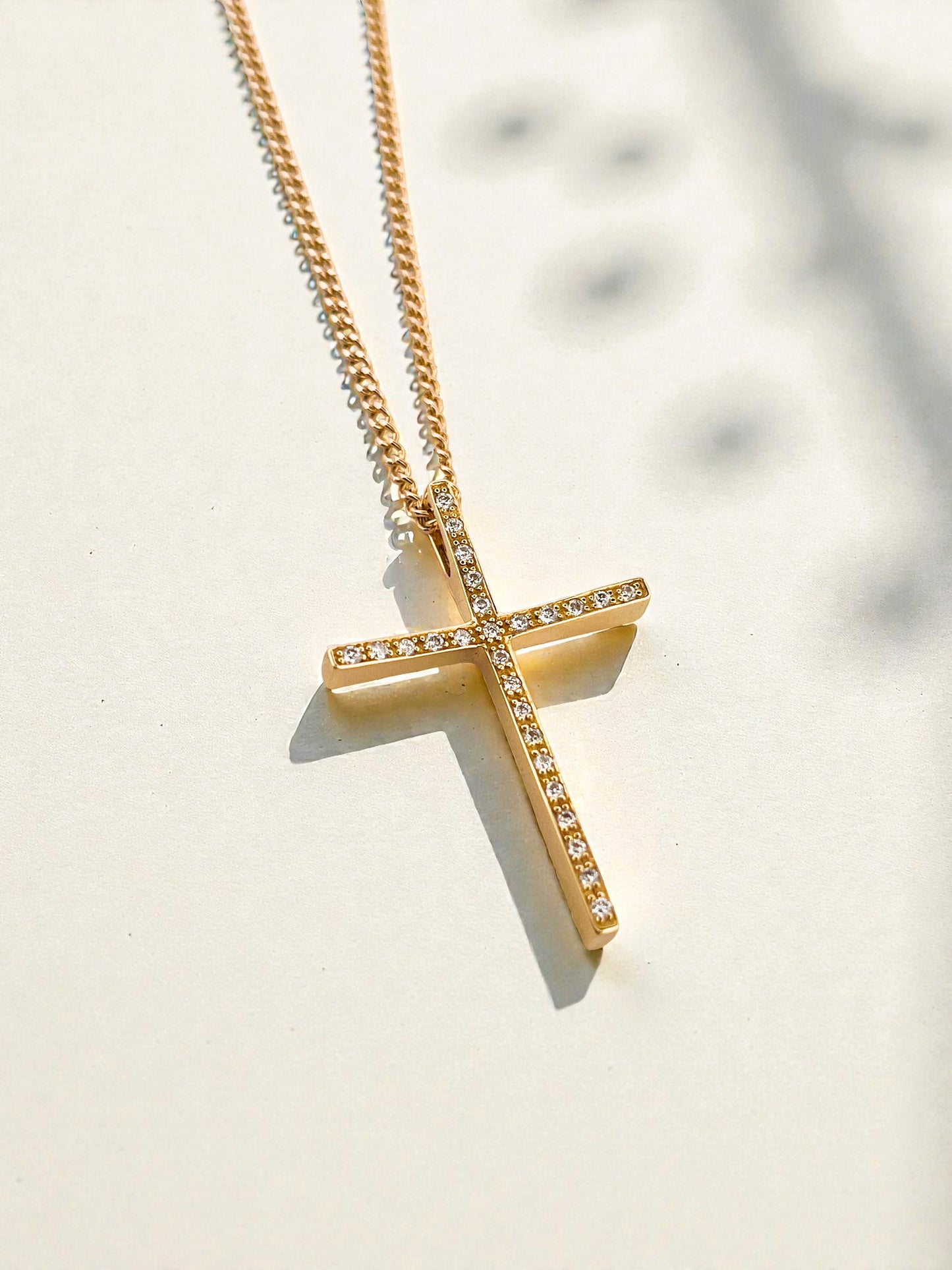 Comprar colgante en forma de cruz con 26 diamantes talla brillante realizada en oro amarillo de 18kt. Cruces de oro y diamantes 18kt baratas