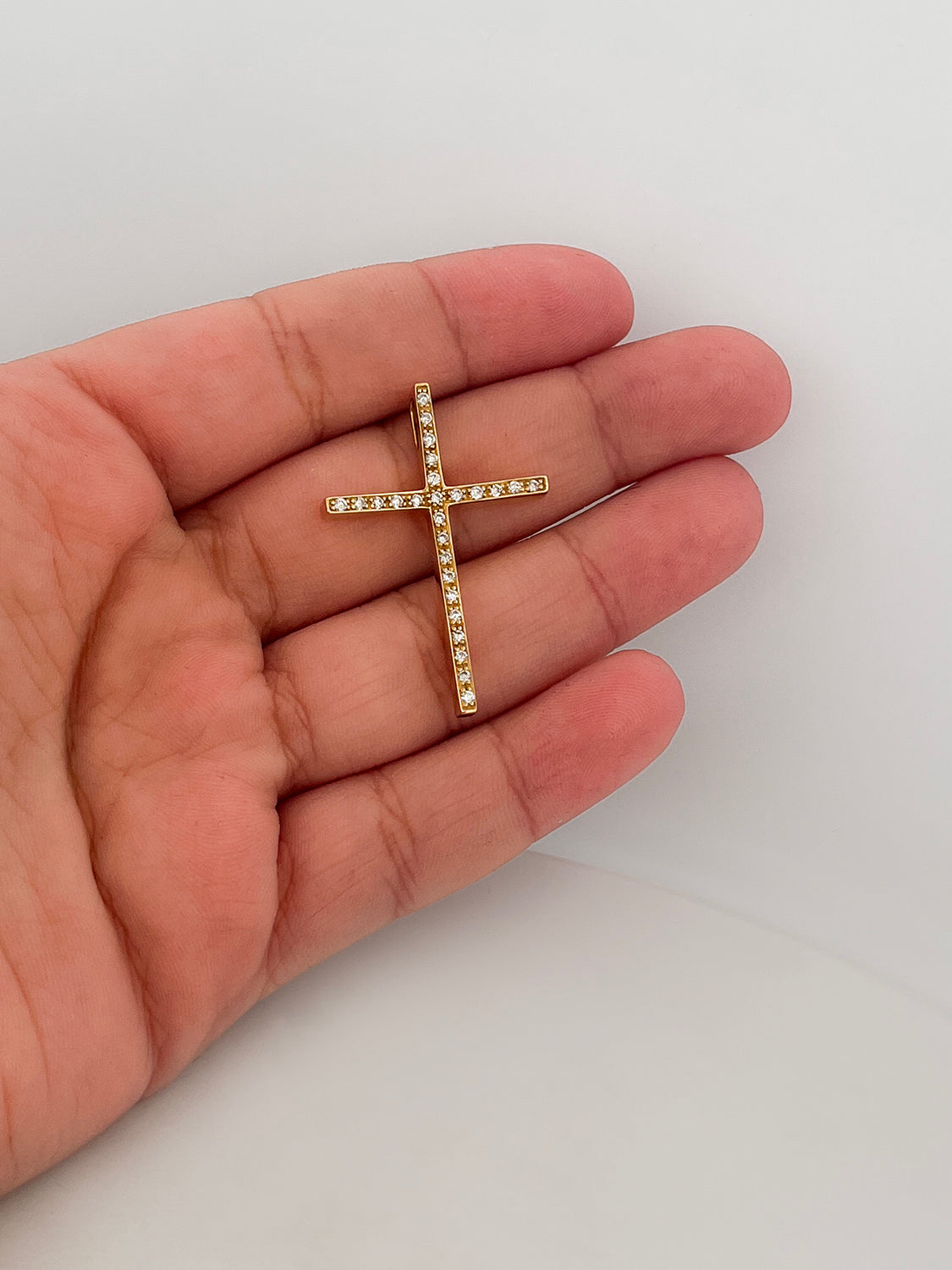 Comprar colgante en forma de cruz con 26 diamantes talla brillante realizada en oro amarillo de 18kt. Cruces de oro y diamantes 18kt baratas