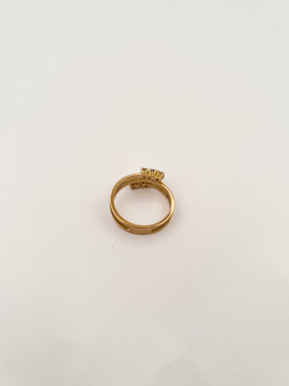 Comprar sortija realizada en oro amarillo de 18kt con diamantes en brazos. Anillos de oro 18kt y diamantes baratos.