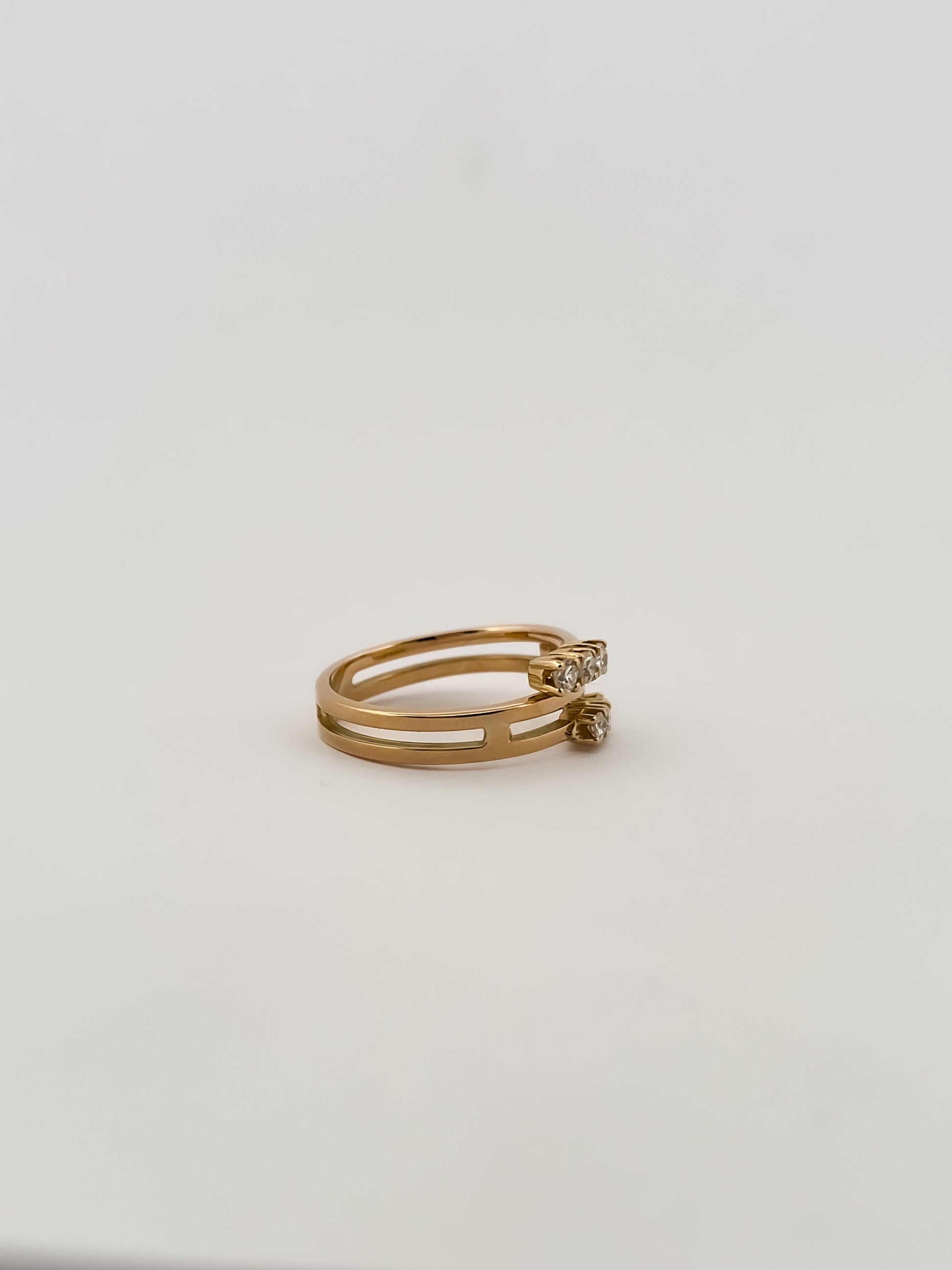 Comprar sortija realizada en oro amarillo de 18kt con diamantes en brazos. Anillos de oro 18kt y diamantes baratos.