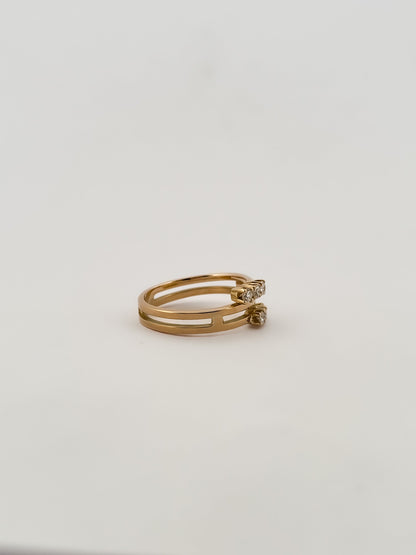 Comprar sortija realizada en oro amarillo de 18kt con diamantes en brazos. Anillos de oro 18kt y diamantes baratos.