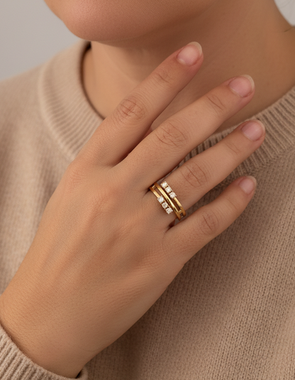 Comprar sortija realizada en oro amarillo de 18kt con diamantes en brazos. Anillos de oro 18kt y diamantes baratos.