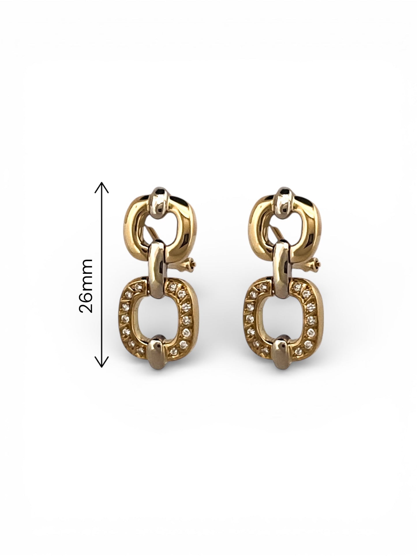 Comprar pendientes eslabones de oro amarillo y diamantes. Uno de los eslabones tiene 14 diamantes talla brillante en cada pendiente. Cierre omega.Pendientes de oro de 18kt baratos. Joyería Ian'Or. Envío gratis.