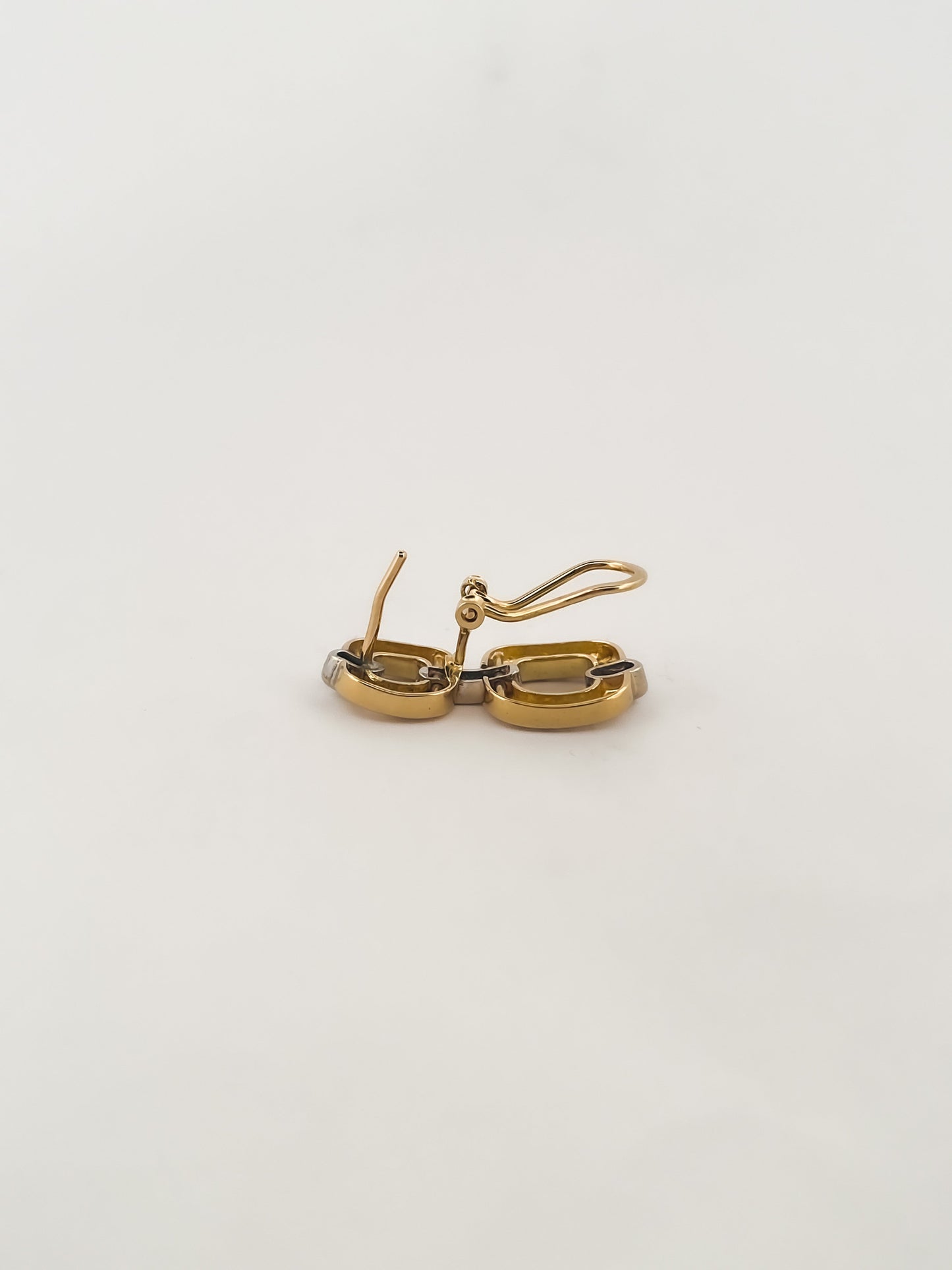 Comprar pendientes eslabones de oro amarillo y diamantes. Uno de los eslabones tiene 14 diamantes talla brillante en cada pendiente. Cierre omega.Pendientes de oro de 18kt baratos. Joyería Ian'Or. Envío gratis.