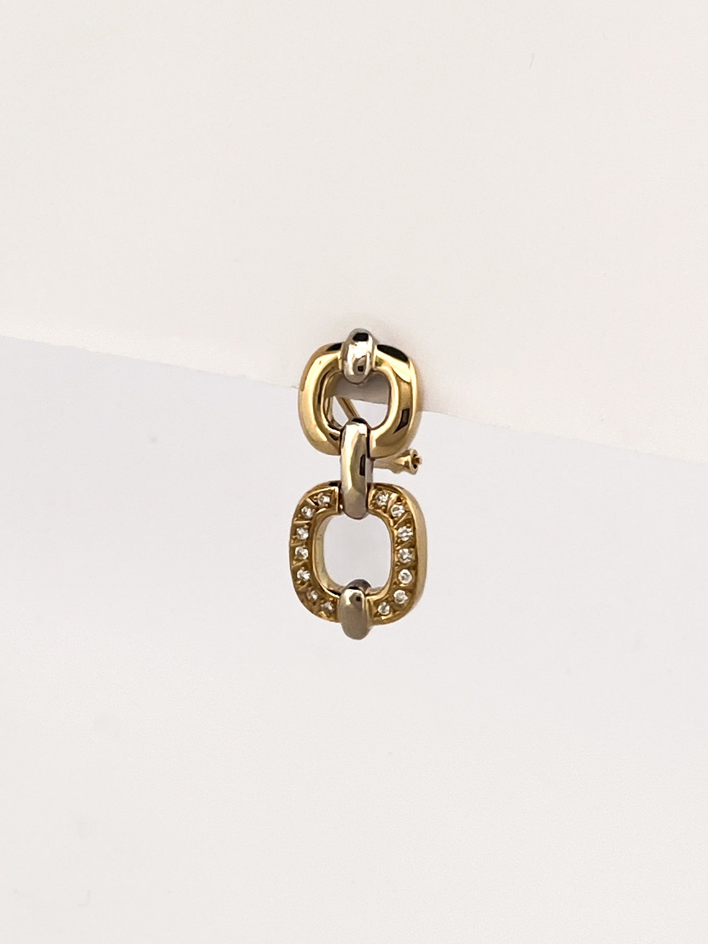 Comprar pendientes eslabones de oro amarillo y diamantes. Uno de los eslabones tiene 14 diamantes talla brillante en cada pendiente. Cierre omega.Pendientes de oro de 18kt baratos. Joyería Ian'Or. Envío gratis.