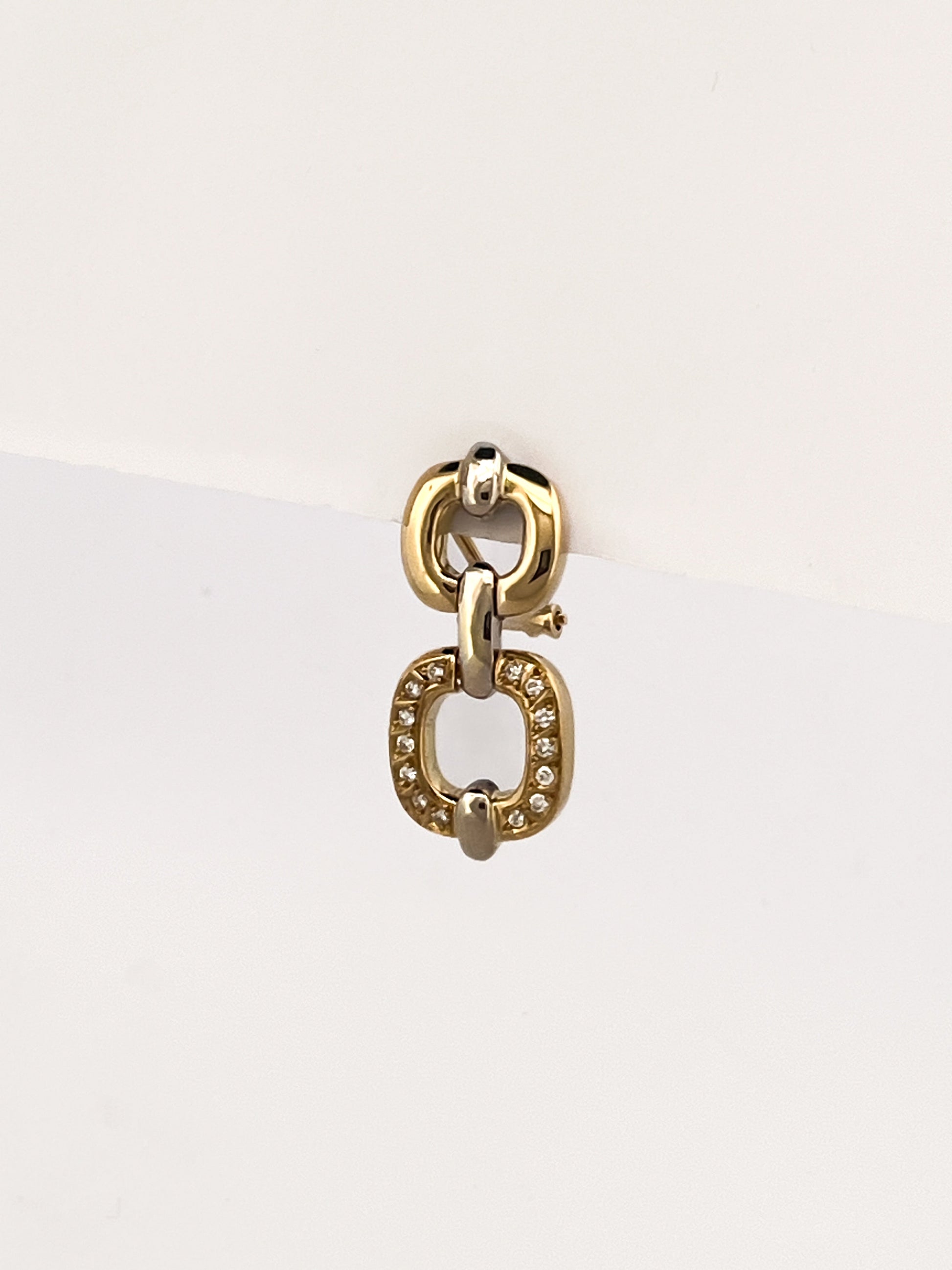 Comprar pendientes eslabones de oro amarillo y diamantes. Uno de los eslabones tiene 14 diamantes talla brillante en cada pendiente. Cierre omega.Pendientes de oro de 18kt baratos. Joyería Ian'Or. Envío gratis.