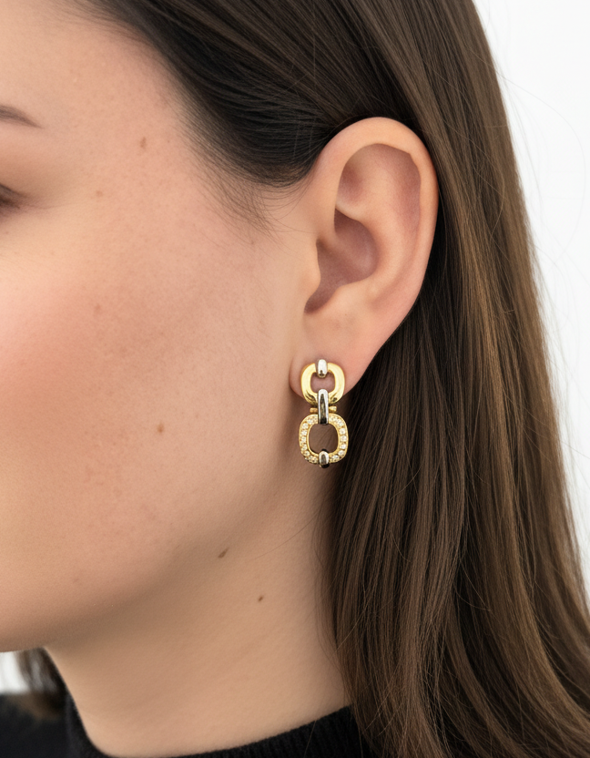 Comprar pendientes eslabones de oro amarillo y diamantes. Uno de los eslabones tiene 14 diamantes talla brillante en cada pendiente. Cierre omega.Pendientes de oro de 18kt baratos. Joyería Ian'Or. Envío gratis.