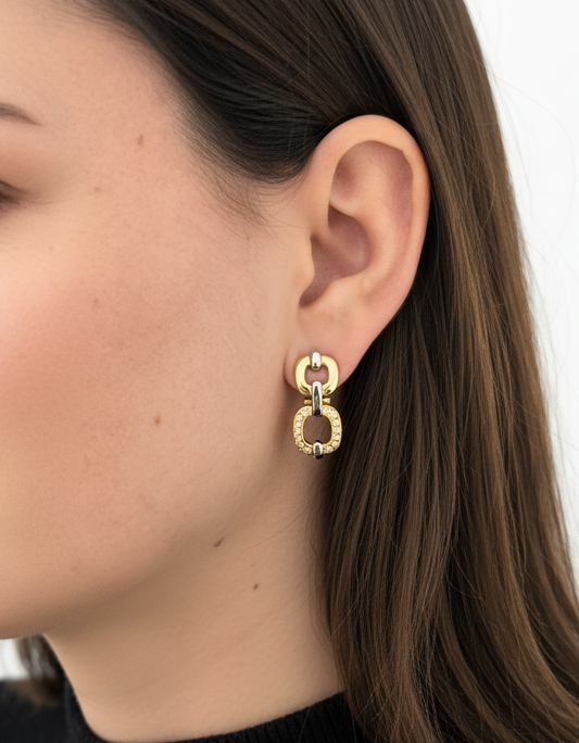 Comprar pendientes eslabones de oro amarillo y diamantes. Uno de los eslabones tiene 14 diamantes talla brillante en cada pendiente. Cierre omega.Pendientes de oro de 18kt baratos. Joyería Ian'Or. Envío gratis.