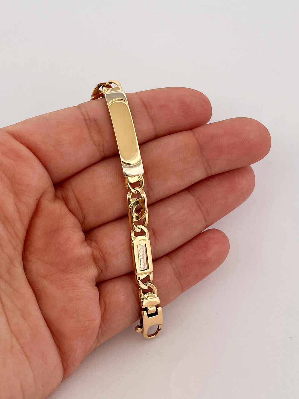 Comprar pulsera no me olvides realizada oro amarillo de 18kt con cadena tipo ojo de lince y una placa. Esta pulsera dispone de cierre tipo mosquetón.Esclavas de oro 18kt baratas.