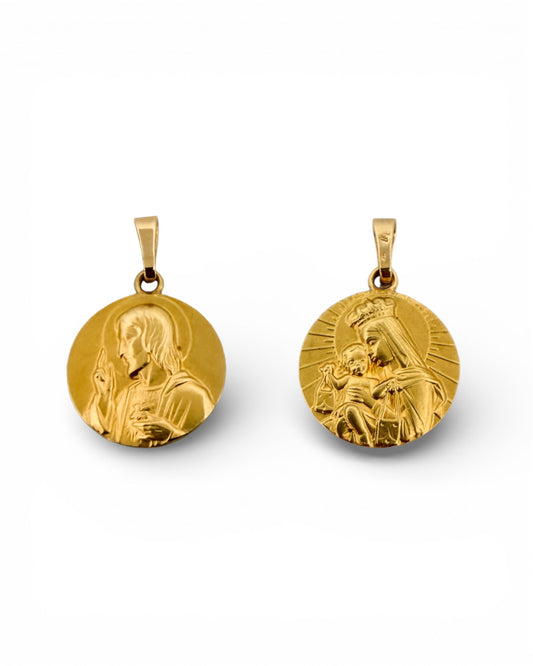 Comprar colgante medalla tipo escapulario realizado en oro amarillo de 18kt con grabado de la Virgen del Carmen y el corazón de Jesús.Joyas de oro al mejor precio