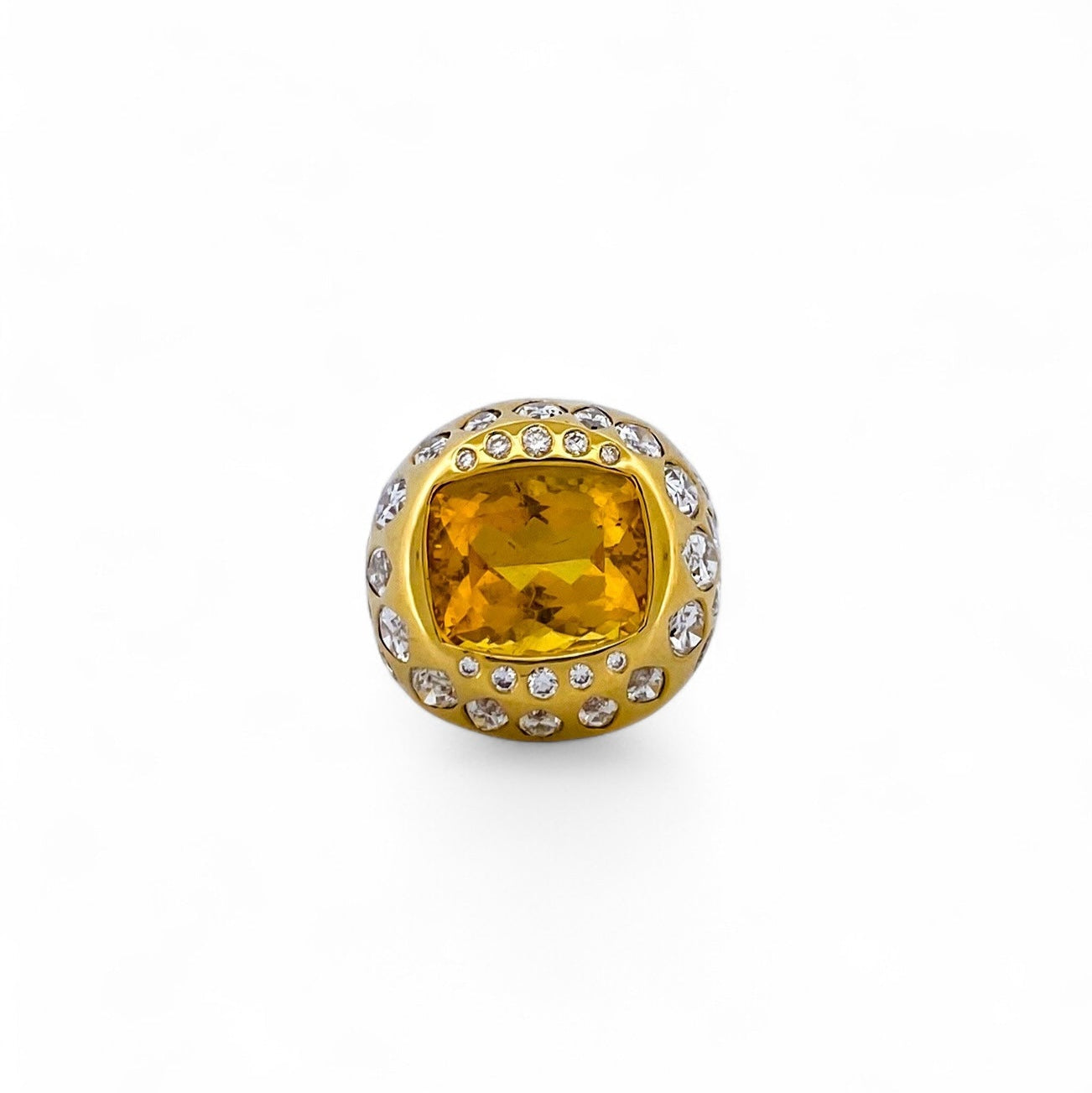 Comprar anillo realizado en oro amarillo de 18kt con citrino central y diamantes talla brillante y marquesa alrededor de el y en los brazos. Envío GRATIS.