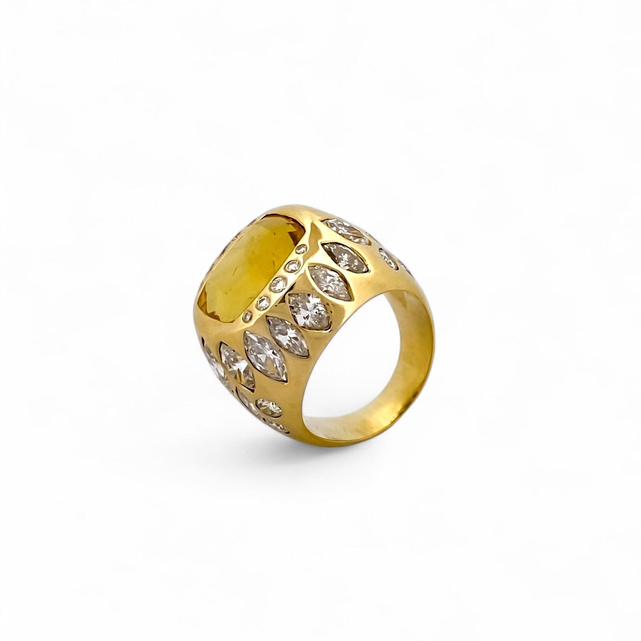 Comprar anillo realizado en oro amarillo de 18kt con citrino central y diamantes talla brillante y marquesa alrededor de el y en los brazos. Envío GRATIS.