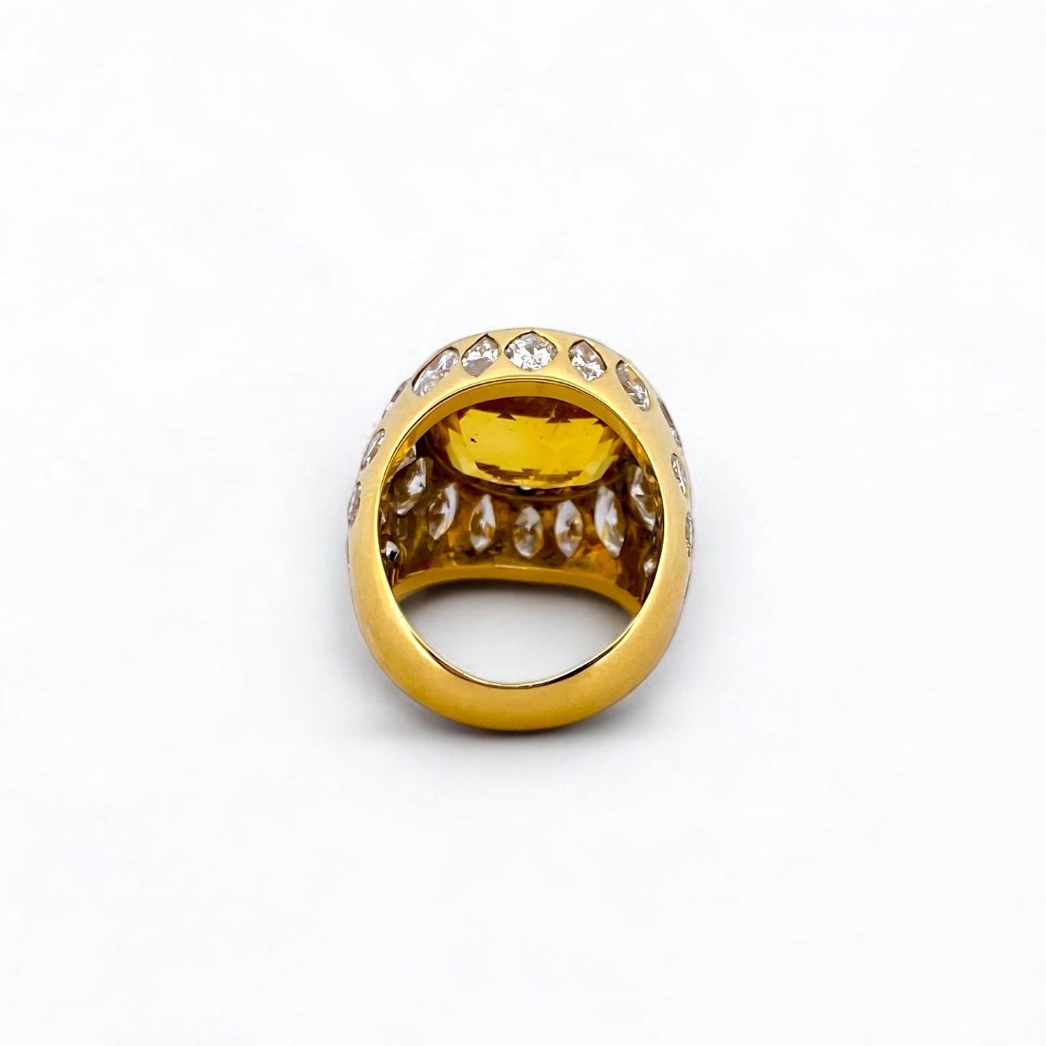 Comprar anillo realizado en oro amarillo de 18kt con citrino central y diamantes talla brillante y marquesa alrededor de el y en los brazos. Envío GRATIS.