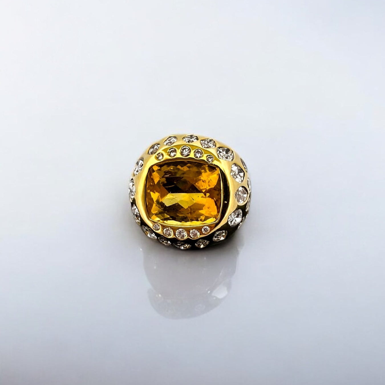 Comprar anillo realizado en oro amarillo de 18kt con citrino central y diamantes talla brillante y marquesa alrededor de el y en los brazos. Envío GRATIS.