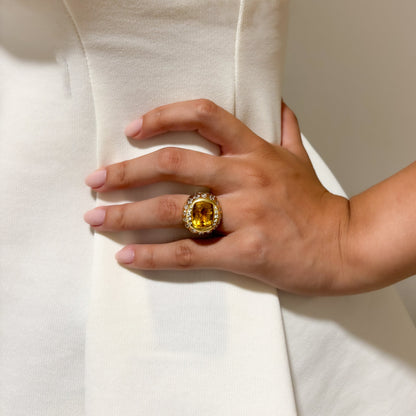 Comprar anillo realizado en oro amarillo de 18kt con citrino central y diamantes talla brillante y marquesa alrededor de el y en los brazos. Envío GRATIS.