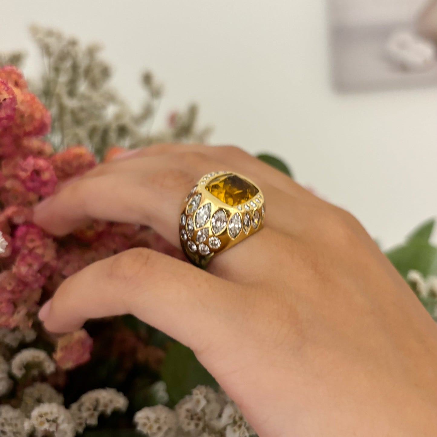 Comprar anillo realizado en oro amarillo de 18kt con citrino central y diamantes talla brillante y marquesa alrededor de el y en los brazos. Envío GRATIS.