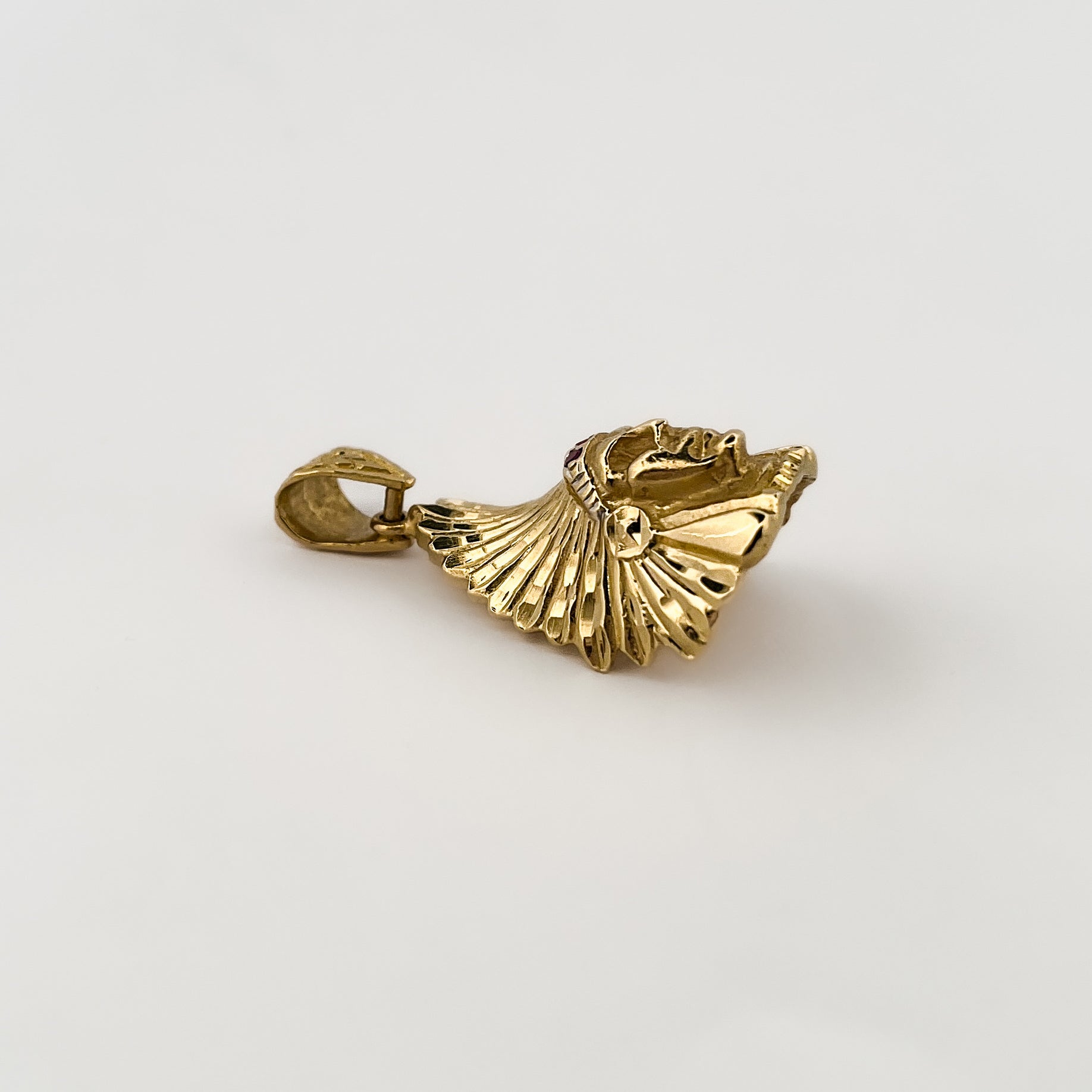 Comprar colgante medalla con cabeza de indio realizado en oro amarillo de 18kt con rubís. Colgantes de oro indios baratos. Pieza certificada y envío gratuito