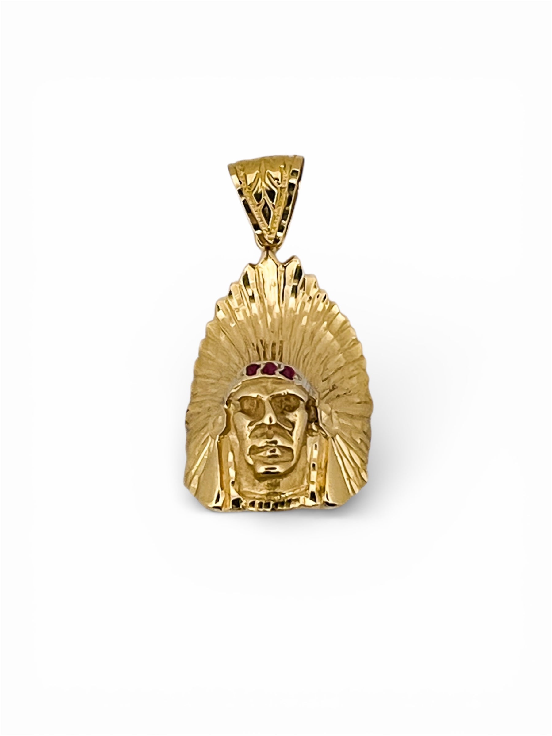 Comprar colgante medalla con cabeza de indio realizado en oro amarillo de 18kt con rubís. Colgantes de oro indios baratos.