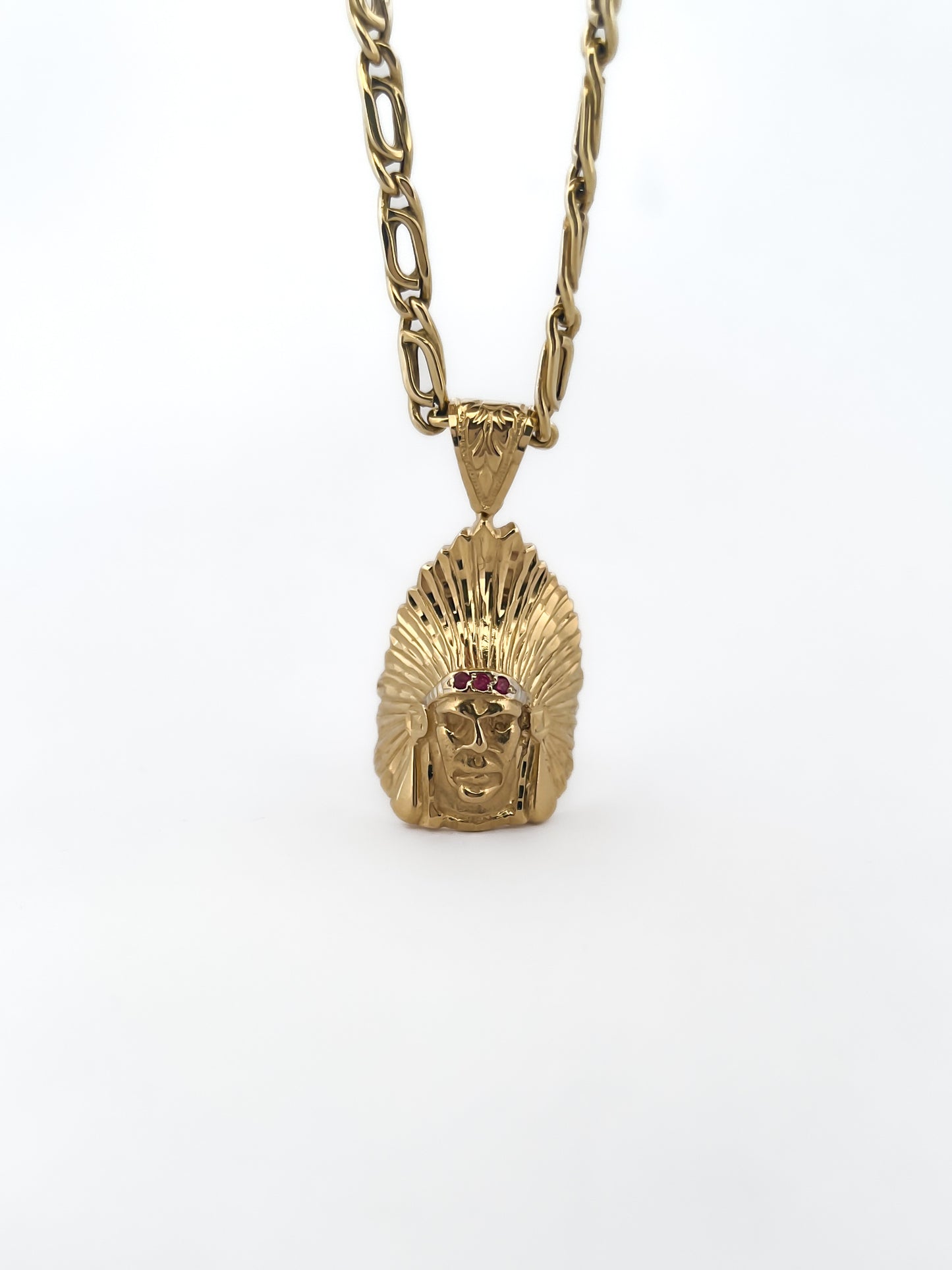 Comprar colgante medalla con cabeza de indio realizado en oro amarillo de 18kt con rubís. Colgantes de oro indios baratos.