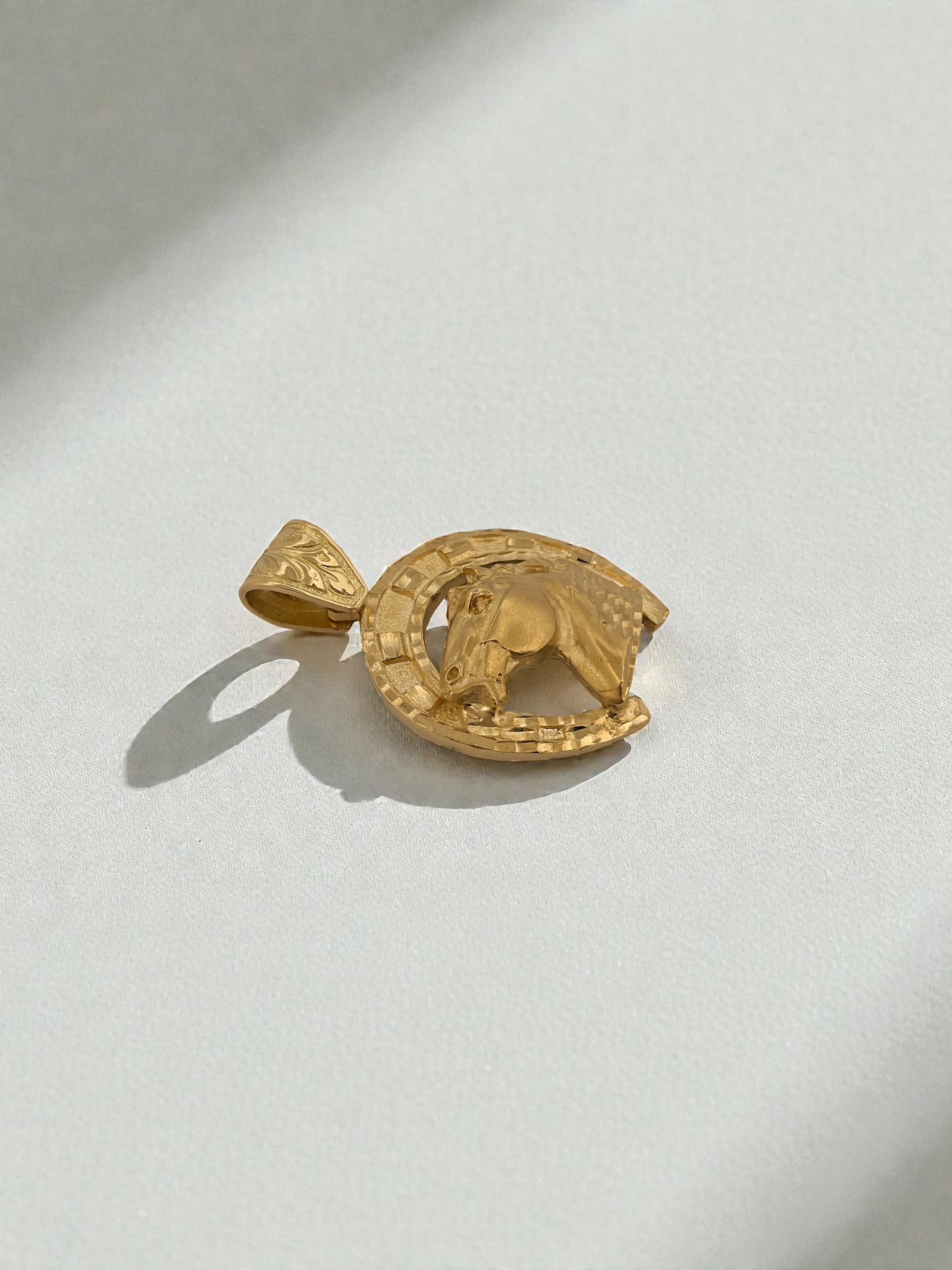 Comprar colgante medalla tipo herradura de caballo realizado en oro amarillo de 18kt. colgantes caballo y herradura de oro al mejor precio