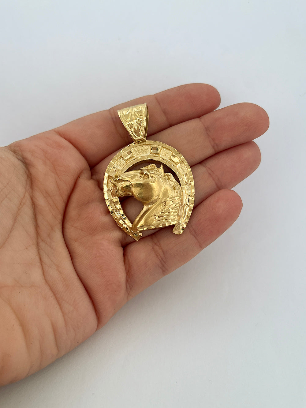 Comprar colgante medalla tipo herradura de caballo realizado en oro amarillo de 18kt. colgantes caballo y herradura de oro al mejor precio