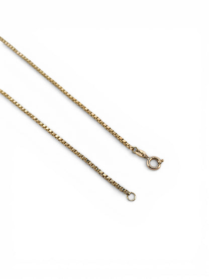 Collar Cristo de Dali realizada en oro amarillo de 18kt con cadena tipo veneciana de 1,75mm y cierre tipo reasa. Cristo de oro 18kt baratos.