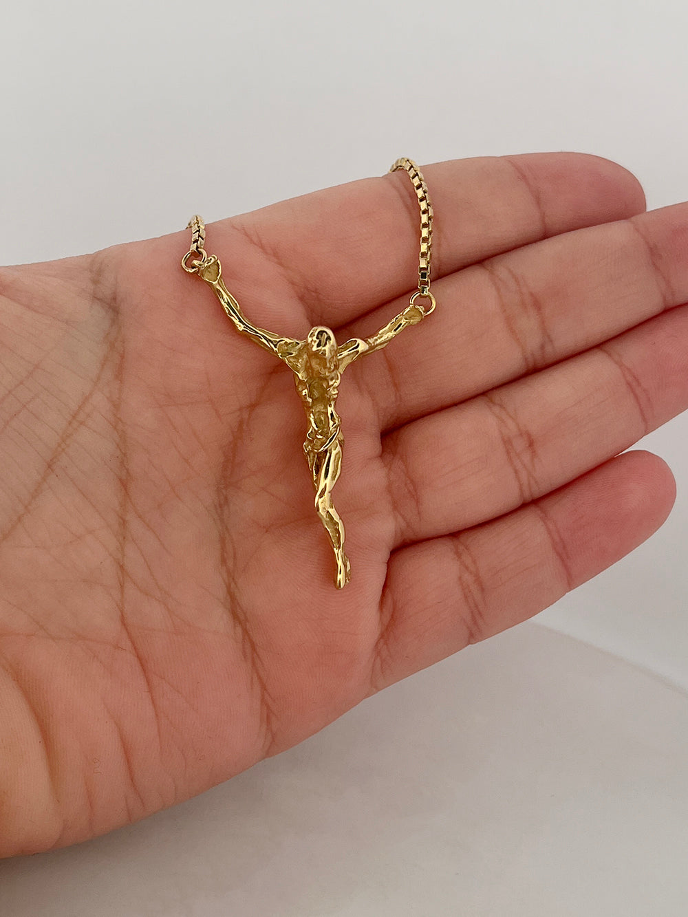 Collar Cristo de Dali realizada en oro amarillo de 18kt con cadena tipo veneciana de 1,75mm y cierre tipo reasa. Cristo de oro 18kt baratos.