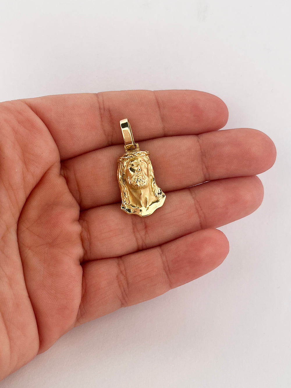 Comprar colgante medalla tipo cara de cristo realizado en oro amarillo de 18kt. Joyeria religiosa.