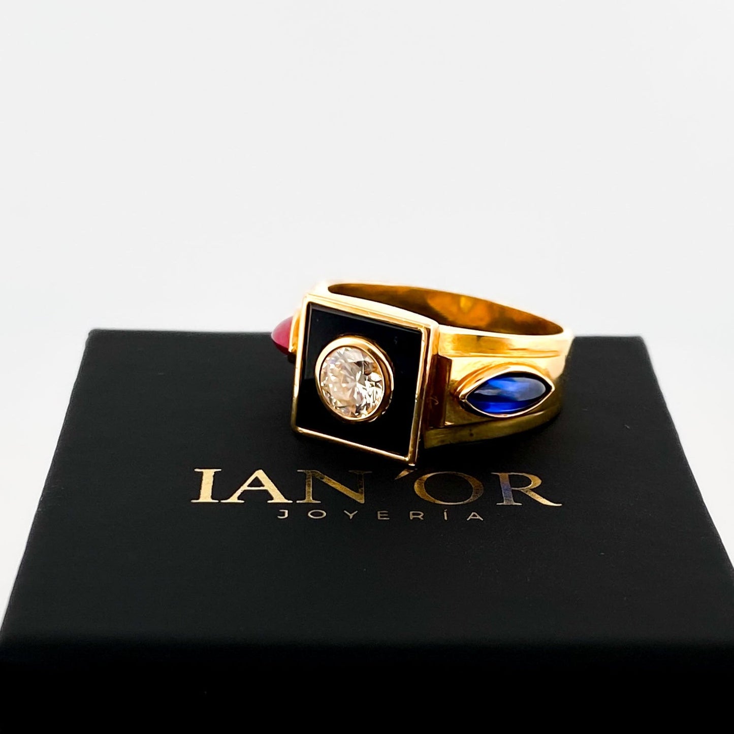 Comprar sortija de oro amarillo con un diamante central talla brillante de 5,80mm, un rubí i un zafiro en cada lateral. Envío gratis. Joyería Ian'Or.