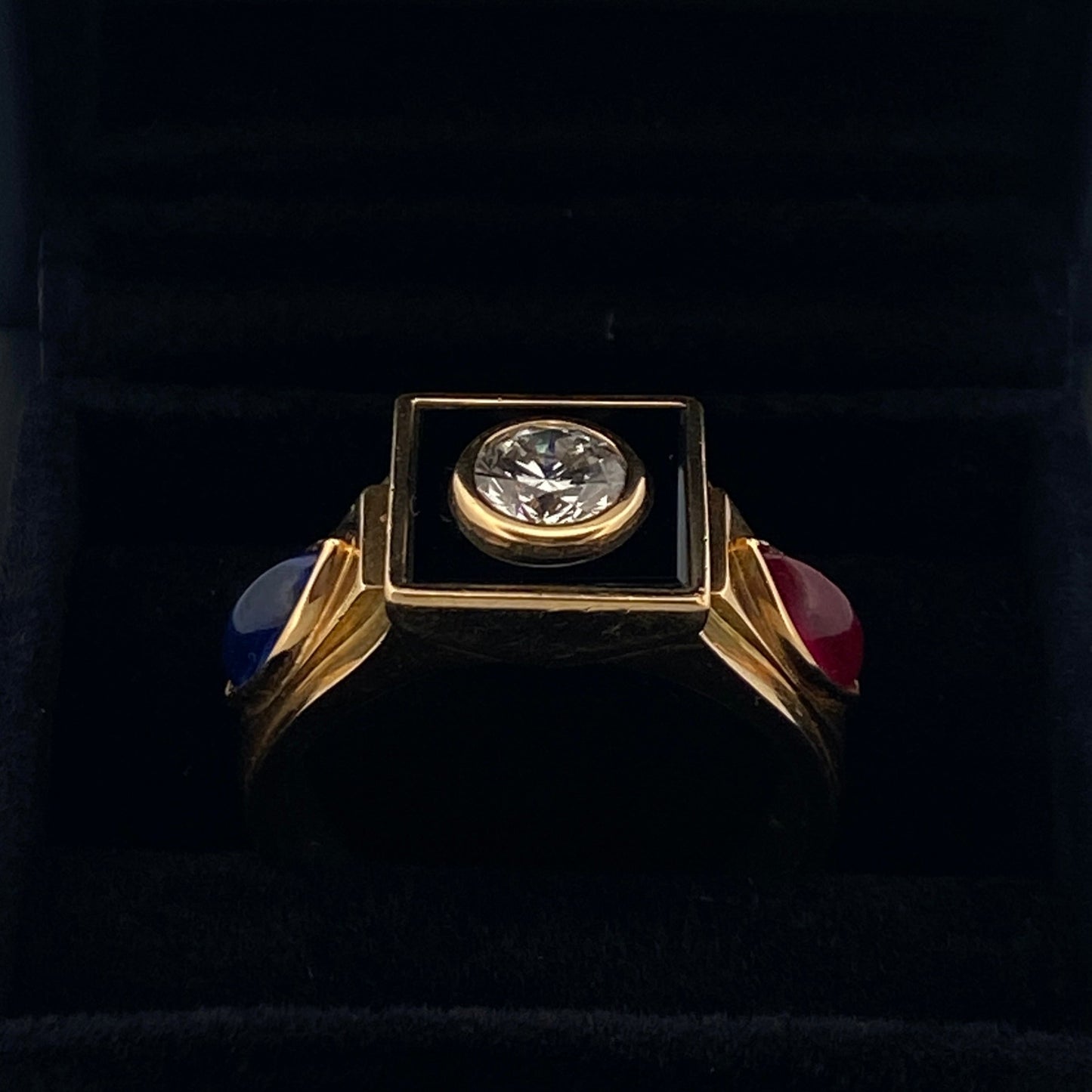 Comprar sortija de oro amarillo con un diamante central talla brillante de 5,80mm, un rubí i un zafiro en cada lateral. Envío gratis. Joyería Ian'Or.