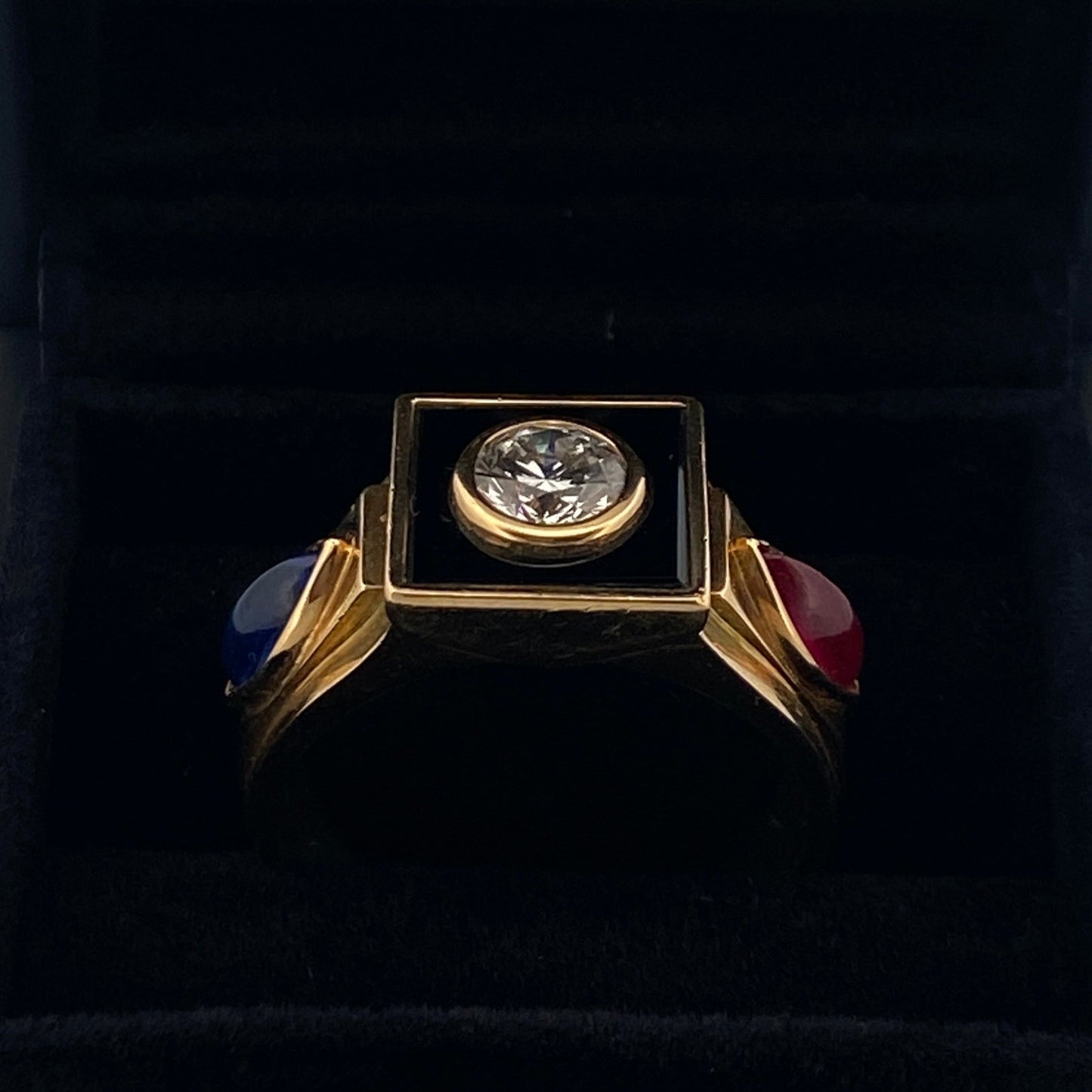 Comprar sortija de oro amarillo con un diamante central talla brillante de 5,80mm, un rubí i un zafiro en cada lateral. Envío gratis. Joyería Ian'Or.