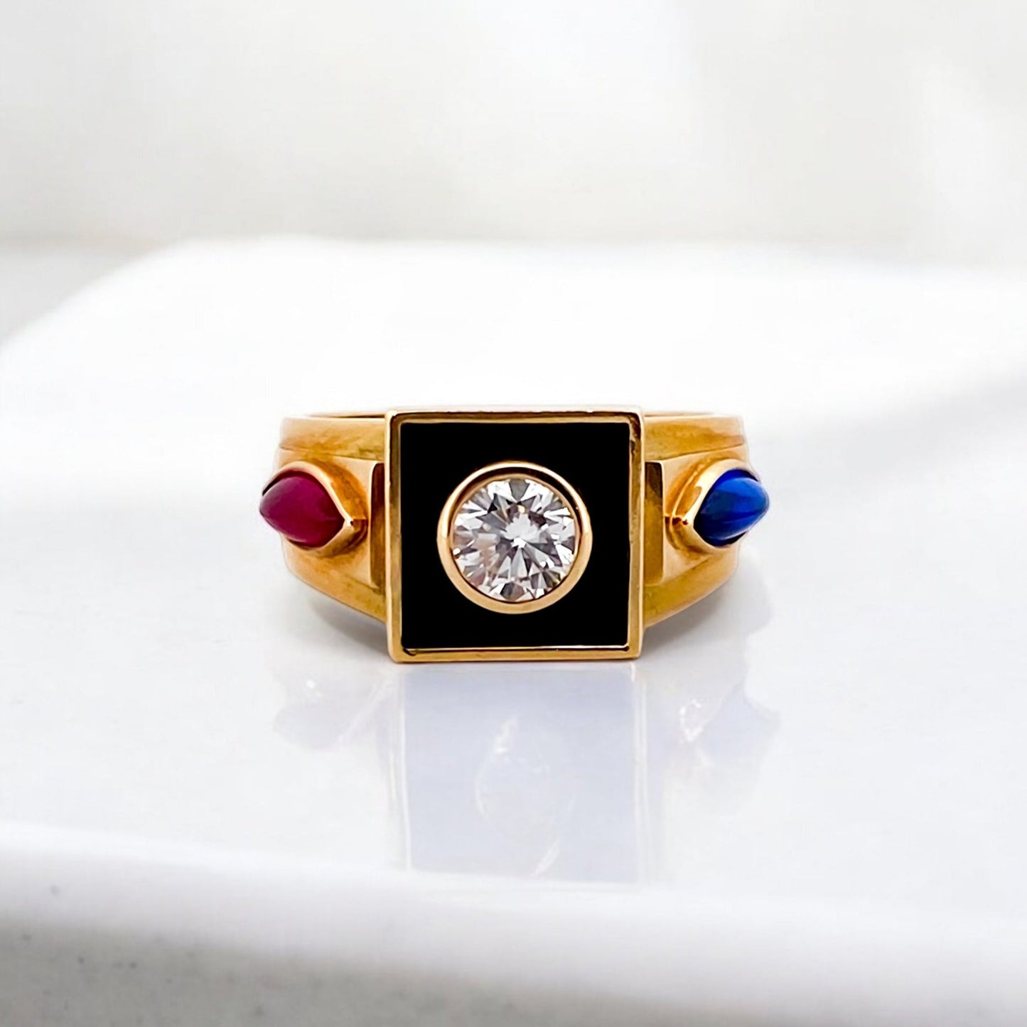 Comprar sortija de oro amarillo con un diamante central talla brillante de 5,80mm, un rubí i un zafiro en cada lateral. Envío gratis. Joyería Ian'Or.