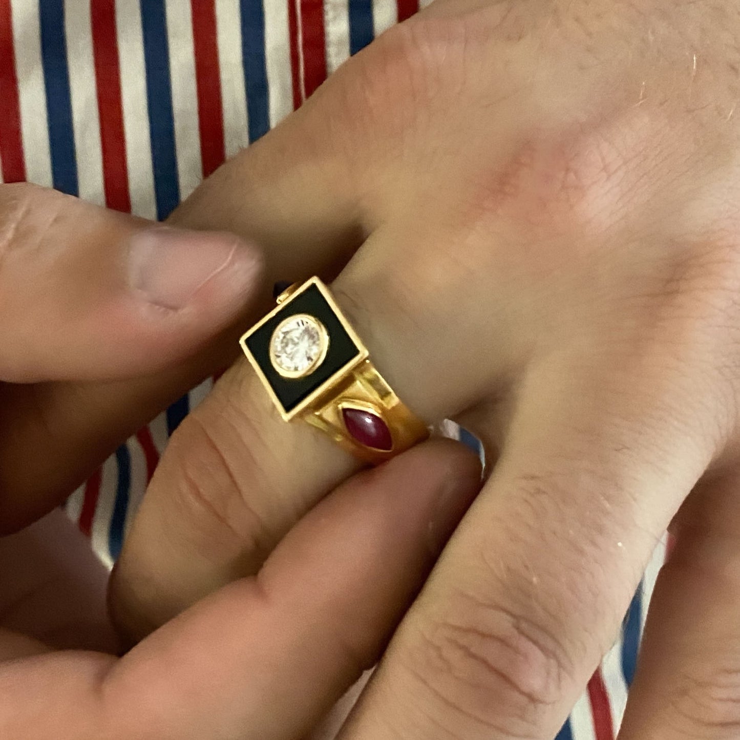 Comprar sortija de oro amarillo con un diamante central talla brillante de 5,80mm, un rubí i un zafiro en cada lateral. Envío gratis. Joyería Ian'Or.