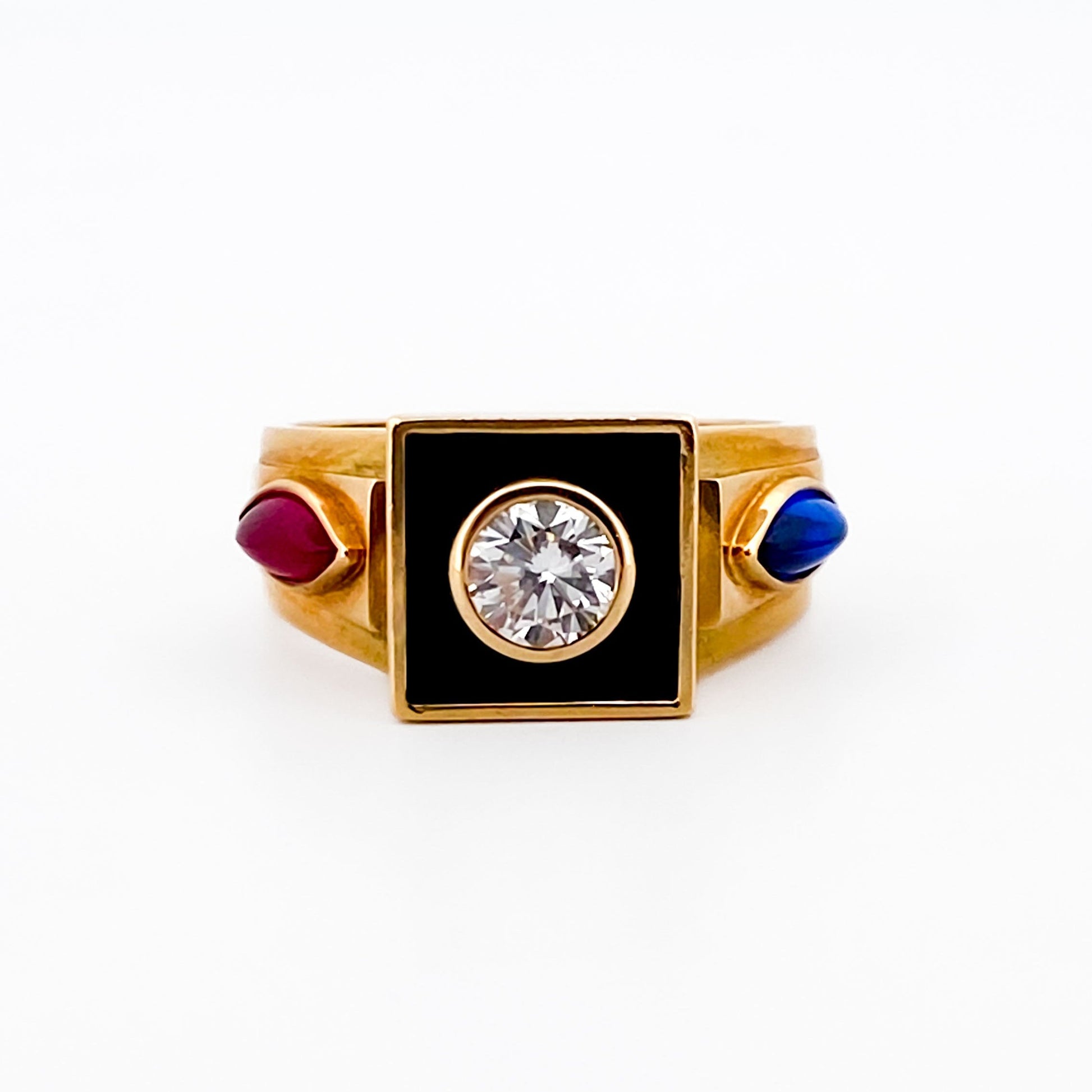 Comprar sortija de oro amarillo con un diamante central talla brillante de 5,80mm, un rubí i un zafiro en cada lateral. Envío gratis. Joyería Ian'Or.