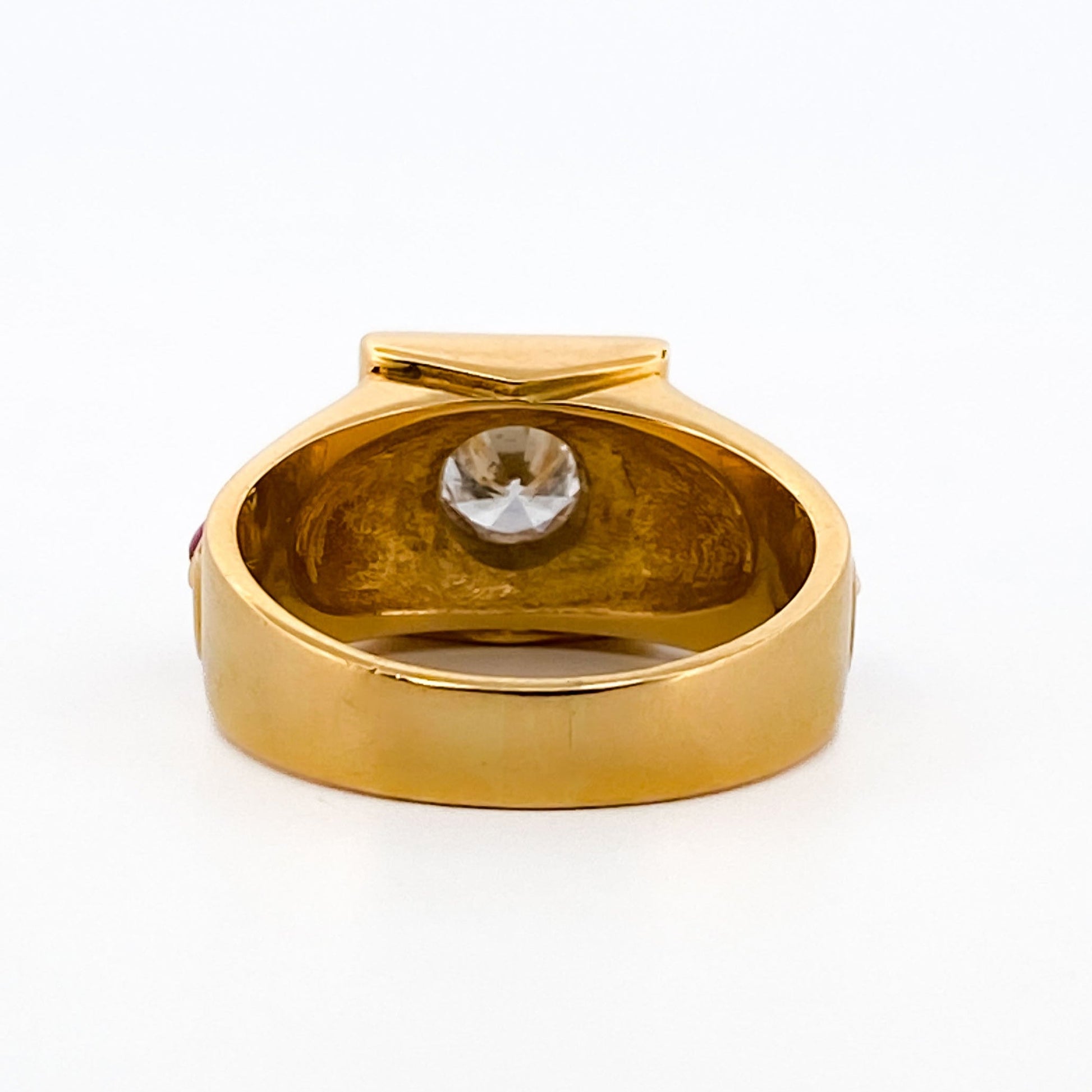 Comprar sortija de oro amarillo con un diamante central talla brillante de 5,80mm, un rubí i un zafiro en cada lateral. Envío gratis. Joyería Ian'Or.