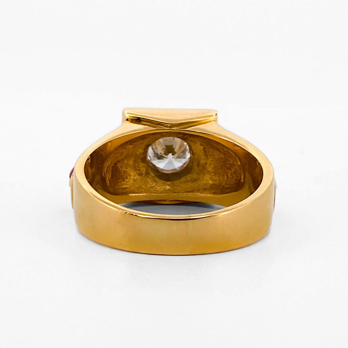 Comprar sortija de oro amarillo con un diamante central talla brillante de 5,80mm, un rubí i un zafiro en cada lateral. Envío gratis. Joyería Ian'Or.
