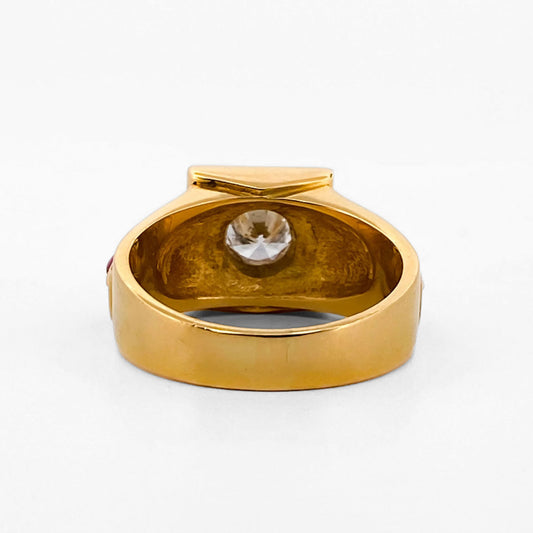 Comprar sortija de oro amarillo con un diamante central talla brillante de 5,80mm, un rubí i un zafiro en cada lateral. Envío gratis. Joyería Ian'Or.