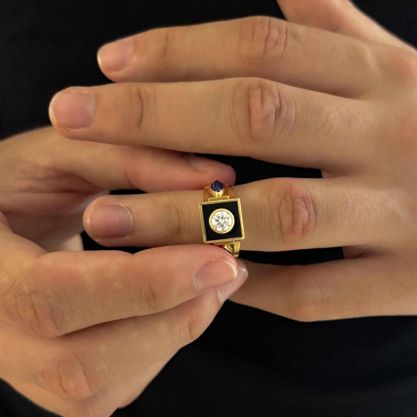 Comprar sortija de oro amarillo con un diamante central talla brillante de 5,80mm, un rubí i un zafiro en cada lateral. Envío gratis. Joyería Ian'Or.