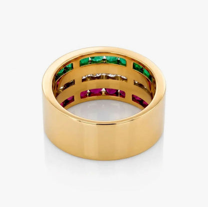 Comprar sortija ancha de oro amarillo de 18kt con 3 tiras una con rubíes, otra con diamantes y la última con esmeraldas. Anillos al mejor precio en Barcelona.
