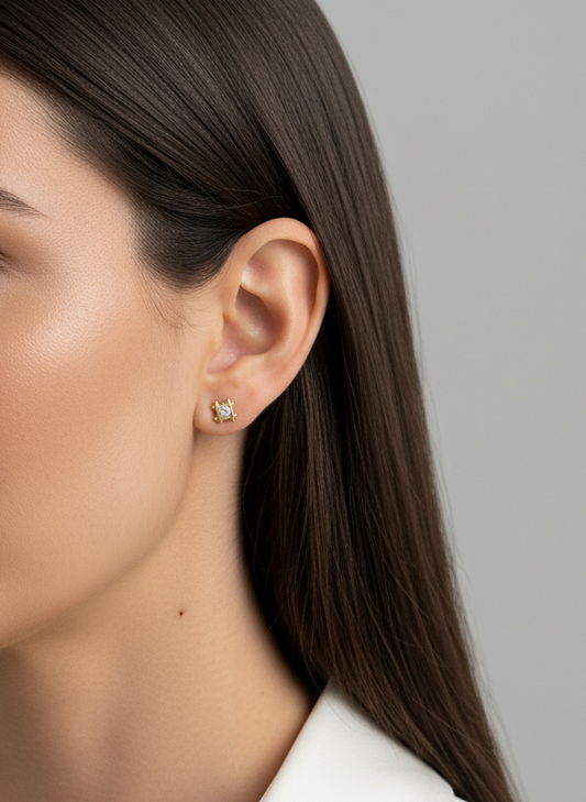 Comprar pendientes tipo dormilonas realizados en oro amarillo de 18kt y diamantes talla brillante. Estos pendientes disponen de cierre por presión. Una joya clásica y elegante que no debe faltar en un joyero. Dormilonas de oro amarillo y brillantes baratas