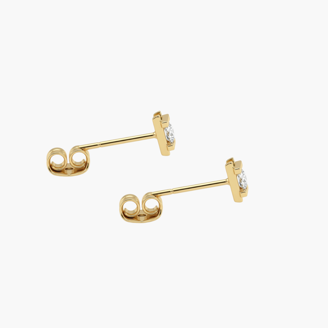 Comprar pendientes tipo dormilonas realizados en oro amarillo de 18kt y diamantes talla brillante. Estos pendientes disponen de cierre por presión. Una joya clásica y elegante que no debe faltar en un joyero. Dormilonas de oro amarillo y brillantes baratas