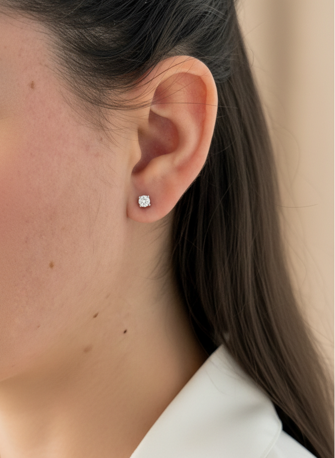 Comprar pendientes tipo dormilonas realizados en oro blanco de 18kt y brillantes con engaste en chatón.  Criollas de oro blanco y diamantes al mejor precio.